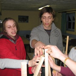 Het spel met de stokken - Toneelvereniging Plankenkoorts 